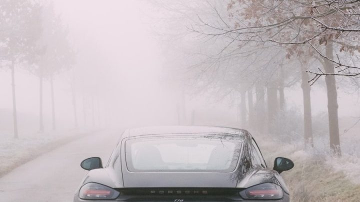Bezpieczna jazda we mgle: Praktyczne wskazówki dla kierowców.