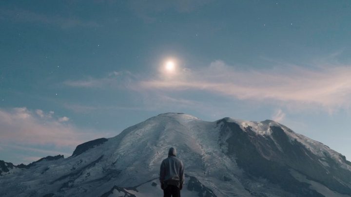 Niezbędnik turysty: Jaki ubiór i sprzęt zabrać w góry na zmienną pogodę?