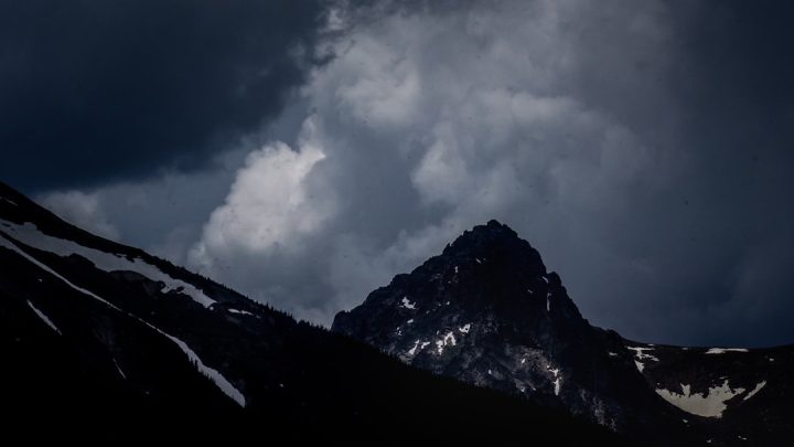 Burza z piorunami w górach – jak się przygotować i co robić, gdy zaskoczy?