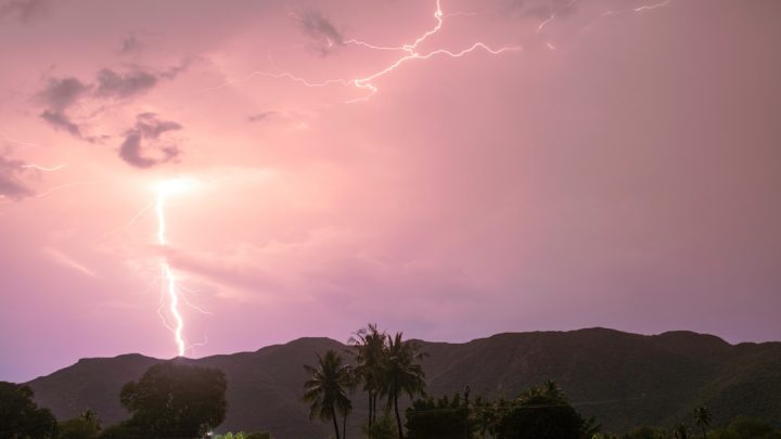 Burze z piorunami: Jak bezpiecznie przeczekać nawałnicę w domu i w plenerze?