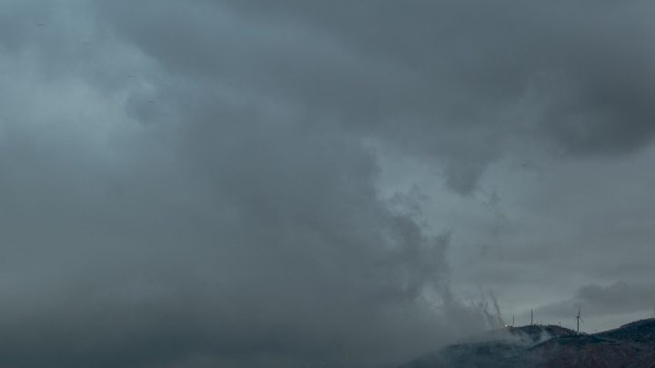 Jak rozpoznać nadchodzącą zmianę pogody w górach bez prognozy? Poradnik obserwacji.