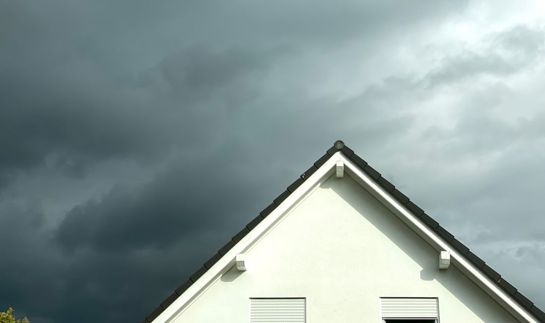 Jak oszczędzać energię w domu z pomocą prognozy pogody? Inteligentne rozwiązania na każdy sezon.