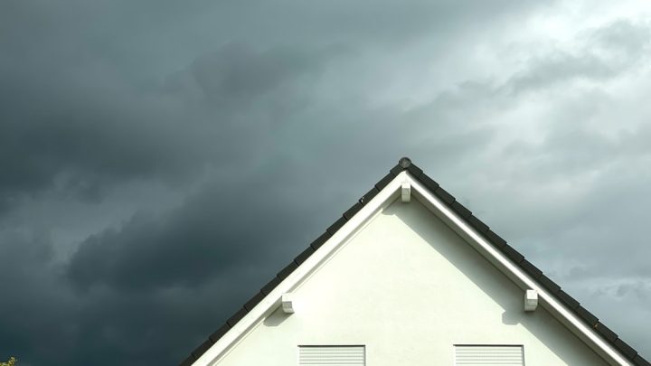 Jak oszczędzać energię w domu z pomocą prognozy pogody? Inteligentne rozwiązania na każdy sezon.