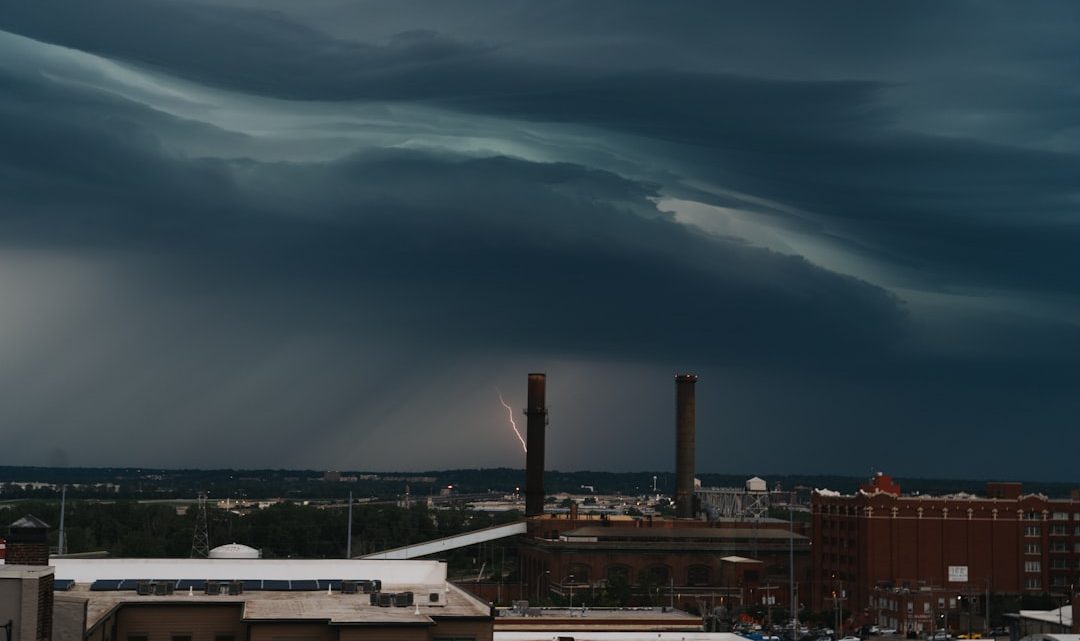 Jak rozpoznać nadchodzący grad? Wczesne sygnały i środki ostrożności.