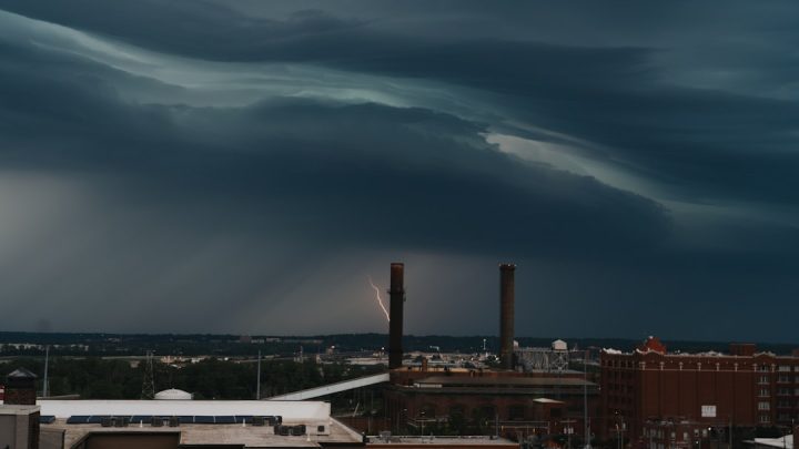 Jak rozpoznać nadchodzący grad? Wczesne sygnały i środki ostrożności.