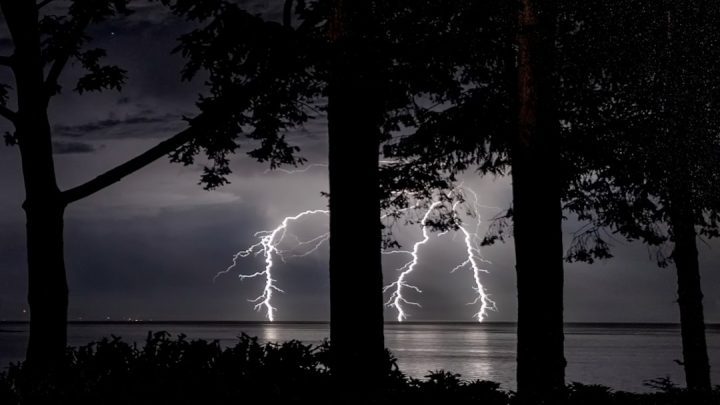 Jak zachować się podczas burzy z piorunami? Poradnik bezpieczeństwa w domu i w plenerze.