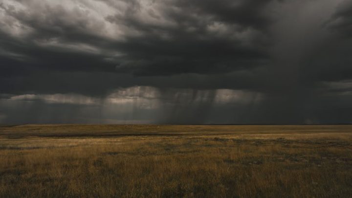 Niebezpieczne zjawiska pogodowe: Jak zachować się podczas gradu i ulewnego deszczu?