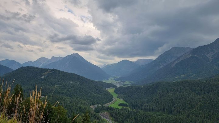 Jak przygotować się na nagłe załamanie pogody w górach? Praktyczne wskazówki.