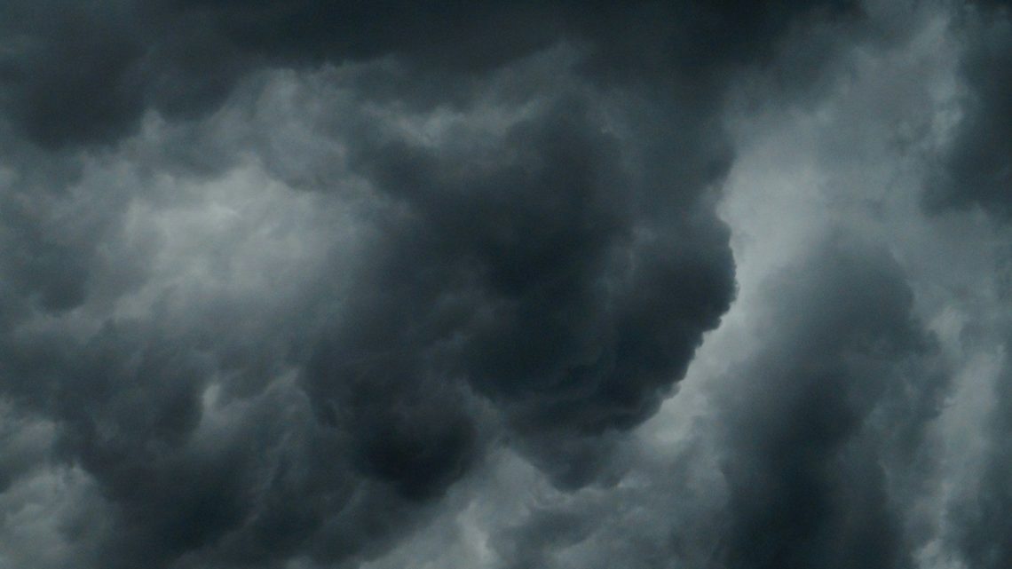Co zrobić, gdy burza zastanie Cię w szczerym polu? Zasady bezpieczeństwa krok po kroku