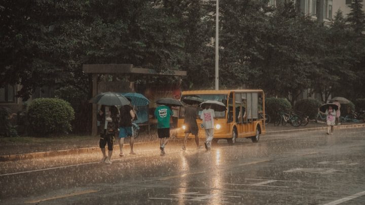 Rodzaje opadów deszczu: Od mżawki po ulewę – jak wpływają na bezpieczeństwo i co o nich wiemy?