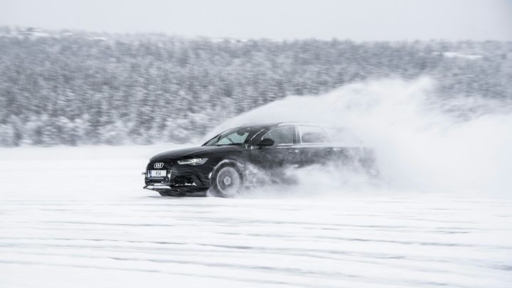 Jak przygotować samochód na ekstremalne mrozy i śnieżyce? Sprzęt, który uratuje Cię w trasie