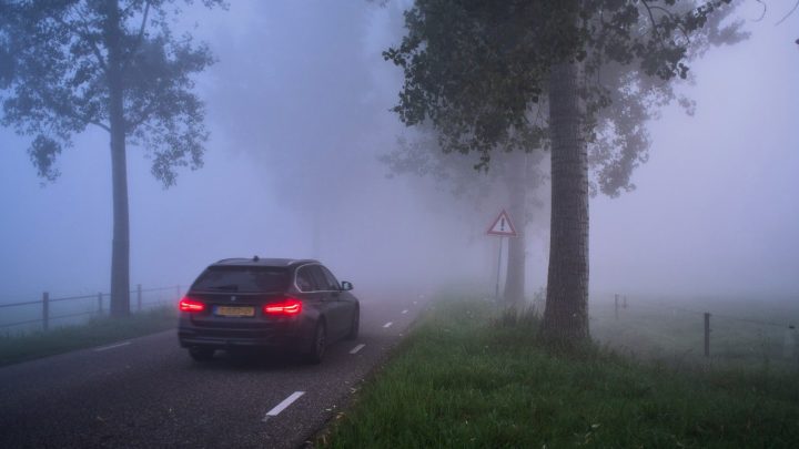 Jazda samochodem we mgle: Praktyczne wskazówki dla bezpiecznej podróży