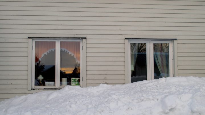 Silny wiatr i wichury: Jak zabezpieczyć dom, balkon i ogród przed nawałnicą?