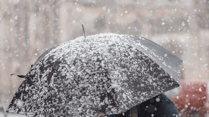 Jak ubrać dziecko na każdą pogodę? Poradnik dla rodziców na deszcz, mróz i słońce.