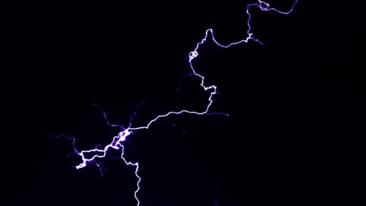 Jak chronić elektronikę i sprzęt AGD przed uderzeniami piorunów?