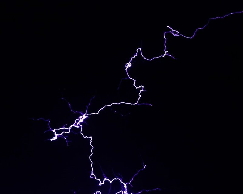 Jak chronić elektronikę i sprzęt AGD przed uderzeniami piorunów?
