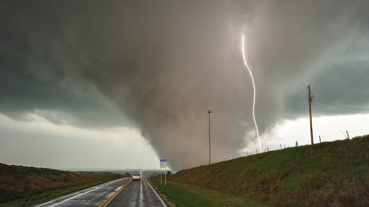 Tornada w Polsce: Prawdy i mity o wirach powietrznych i jak się przed nimi chronić?