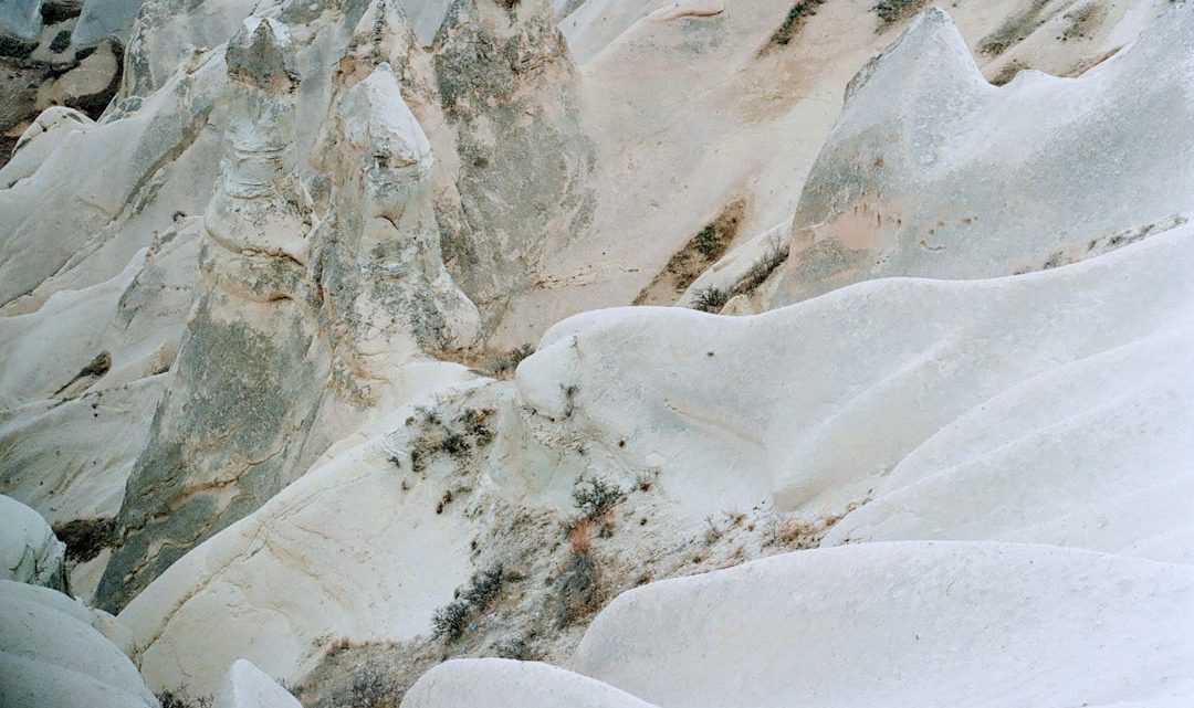 Ubiór na trekking w górach: Jak dobrać odzież na każdą pogodę i porę roku?
