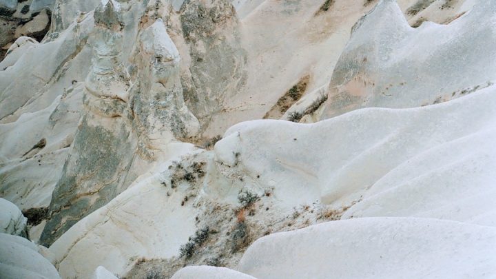 Ubiór na trekking w górach: Jak dobrać odzież na każdą pogodę i porę roku?