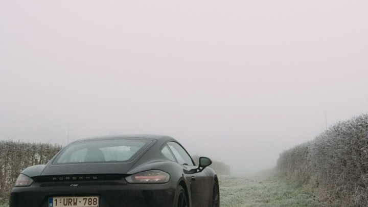 Gęsta mgła na drodze: Jak bezpiecznie podróżować i co robić, gdy widoczność spada do zera?