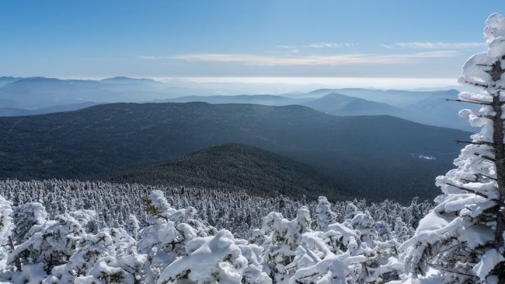 Zimowe wędrówki górskie: Niezbędny sprzęt, zagrożenia i zasady bezpieczeństwa.