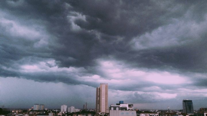 Jak przygotować dom na nawałnicę i silne burze? Checklist przed i w trakcie