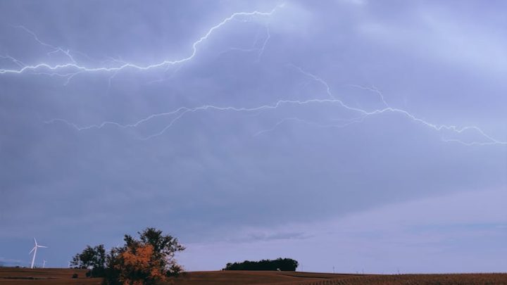 Bezpieczeństwo podczas burzy z piorunami na otwartych przestrzeniach – jak chronić się na polu golfowym, w parku czy na plaży?