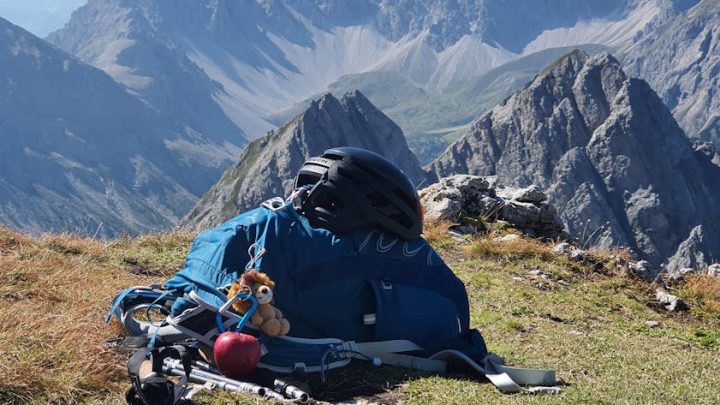 Bezpieczne wędrówki w górach: Jak przygotować się na nagłe zmiany pogody i co zabrać w plecak?