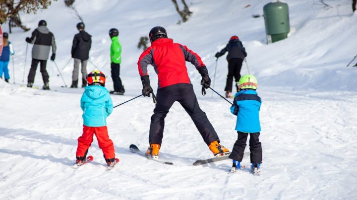Bezpieczne zimowe sporty górskie dla dzieci: Jak przygotować sprzęt i zadbać o malucha na stoku?