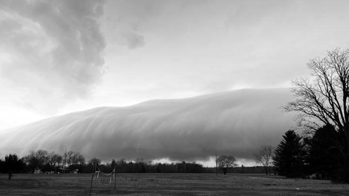 Chmury szelfowe i wały szkwałowe: Jak rozpoznać zwiastuny gwałtownych burz i tornad?