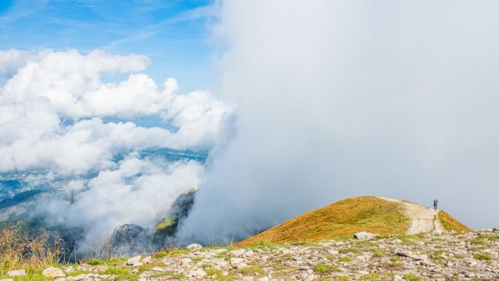 Co zrobić, gdy złapie nas mgła podczas pieszej wędrówki po górach – praktyczne rady dla turystów
