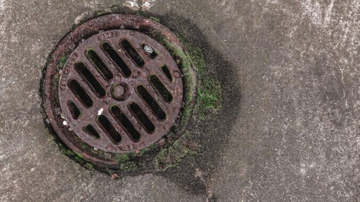 Czy smród z kanalizacji w mieszkaniu ma związek z pogodą? Jak rozpoznać i co robić?