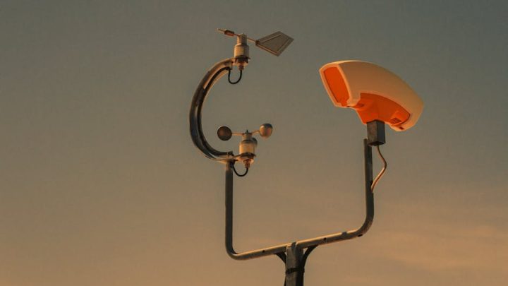 Domowa stacja pogody: Jaki model wybrać i jak precyzyjnie mierzyć warunki atmosferyczne w ogrodzie?