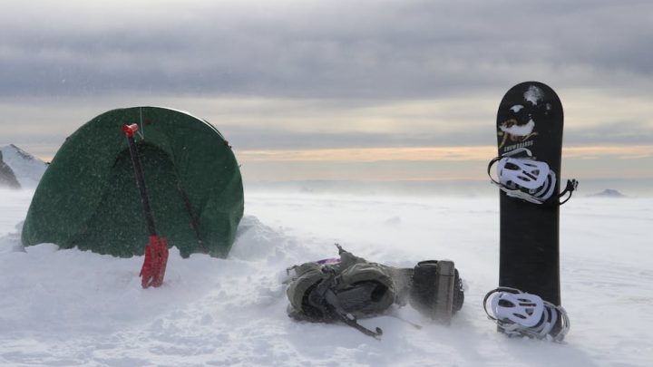 Ekstremalne zimno w górach: Niezbędny ekwipunek i strategie przetrwania dla doświadczonych turystów.