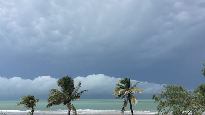 Ekstremalne zjawiska pogodowe poza Europą: Na co uważać podczas podróży do stref tropikalnych i monsunowych?