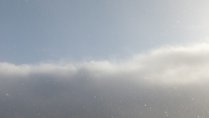 Wpływ pogody na sen: Jak radzić sobie z bezsennością i problemami ze snem spowodowanymi zmianami aury?