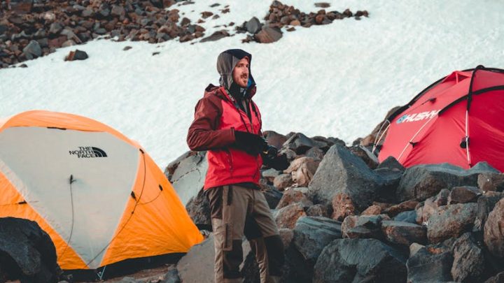 Jak bezpiecznie biwakować w górach przy zmiennej pogodzie? Wybór miejsca, sprzęt i techniki ochrony.