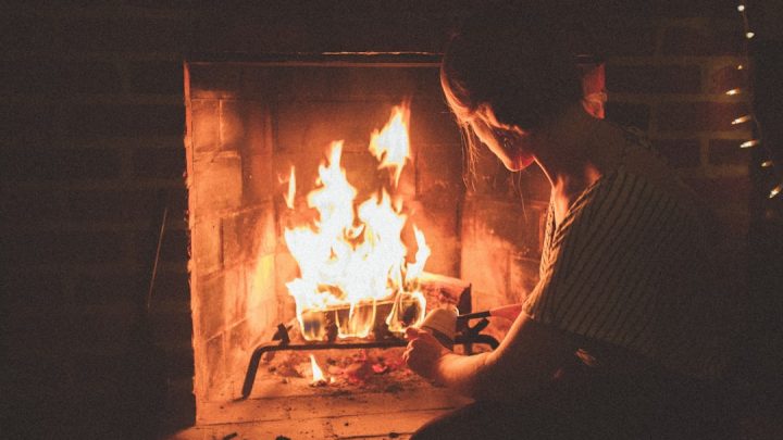 Jak bezpiecznie ogrzewać dom kominkiem lub piecykiem kozą podczas mrozów? Zasady bezpieczeństwa przeciwpożarowego i czadowego.