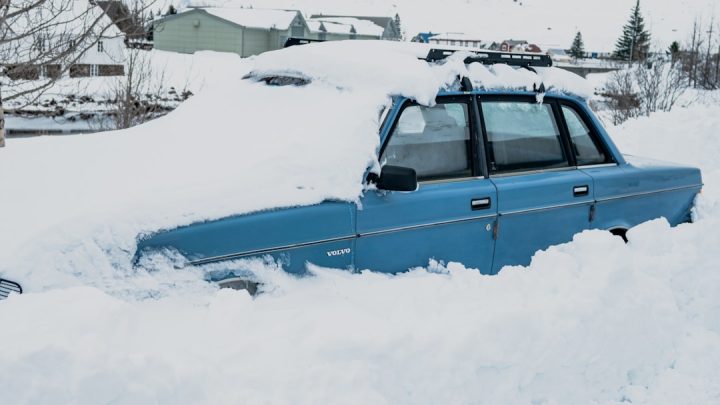 Jak bezpiecznie przetrwać w samochodzie podczas śnieżycy lub uwięzienia na drodze?