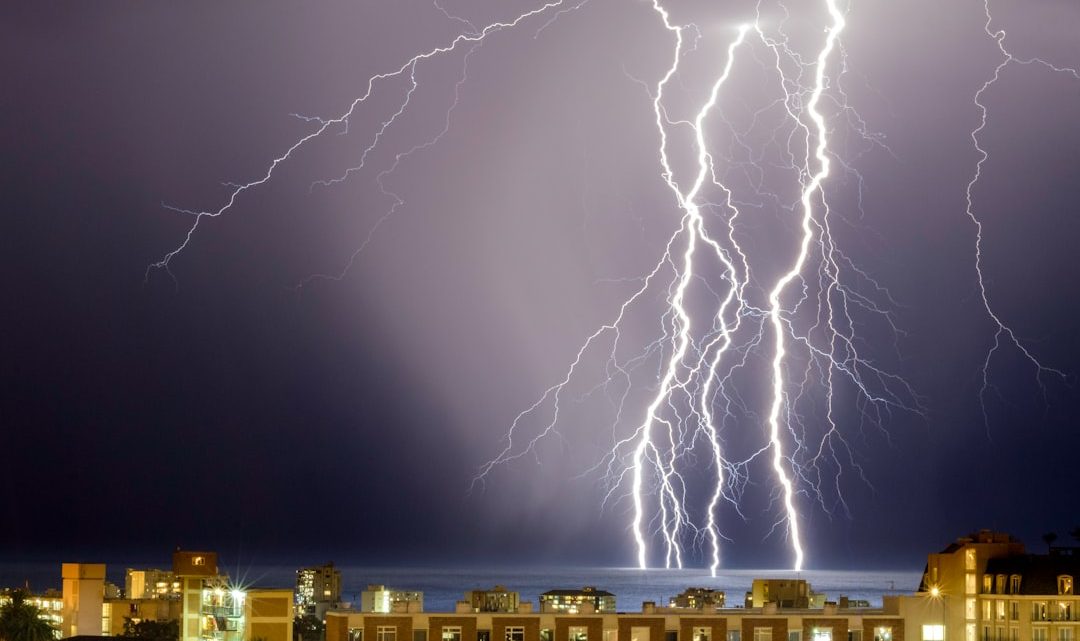 Jak chronić urządzenia elektroniczne przed wyładowaniami atmosferycznymi podczas burzy?