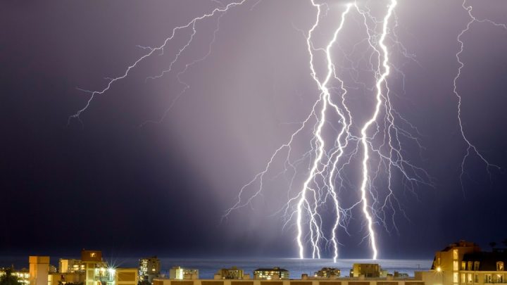 Jak chronić urządzenia elektroniczne przed wyładowaniami atmosferycznymi podczas burzy?