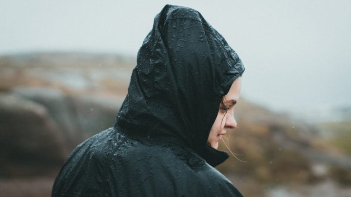 Jak dobrać i konserwować odzież przeciwdeszczową i wiatroszczelną? Przegląd materiałów i technologii