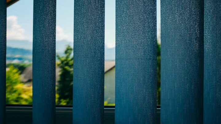 Jak optymalnie ustawić rolety i żaluzje zewnętrzne, by chłodzić dom bez klimatyzacji?