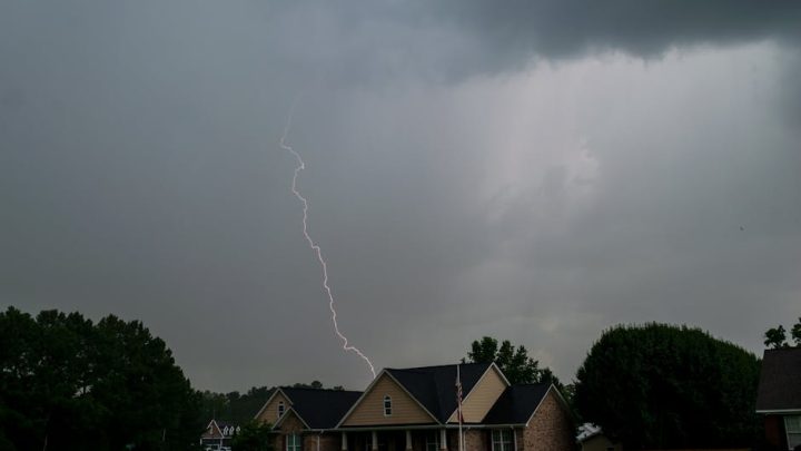 Jak przygotować dom i siebie na gwałtowne burze z piorunami i gradem? Poradnik bezpieczeństwa