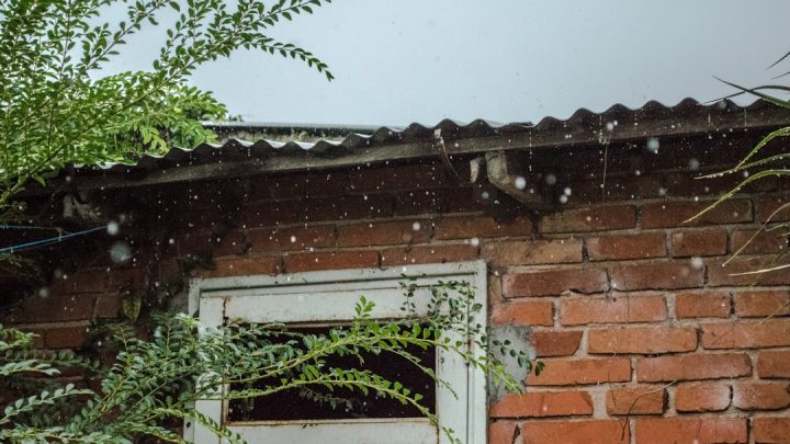 Jak przygotować dom na silne opady gradu – zabezpieczenie okien, dachu i ogrodu