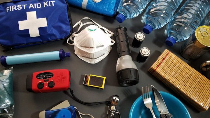 Jak uzdatnić wodę pitną w terenie? Praktyczne metody oczyszczania wody w sytuacjach awaryjnych.
