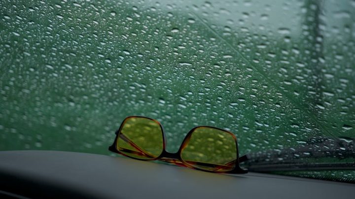 Jak zabezpieczyć samochód przed gradem i ulewnym deszczem podczas nieoczekiwanego załamania pogody?