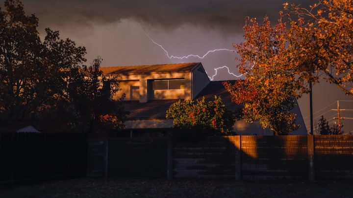 Jak zapobiegać awariom elektrycznym podczas gwałtownej burzy z piorunami?