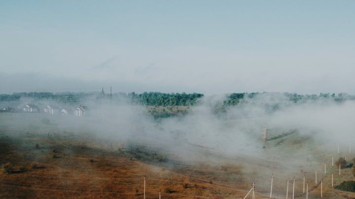 Jakie są różnice między mgłą, zamgleniem a chmurą nisko wiszącą? Praktyczny przewodnik dla kierowców i turystów.