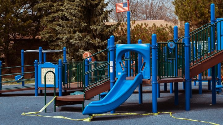 Pogoda a aktywność na zewnątrz dla dzieci: Jakie zasady bezpieczeństwa stosować, organizując zabawy na placu zabaw w różnych warunkach?